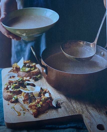 Romige paddenstoelensoep met paddestoel bruschetta