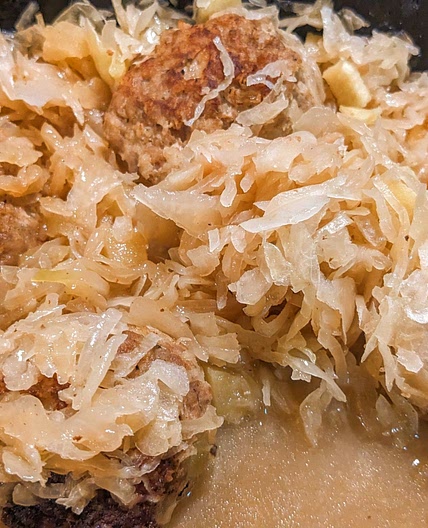 Meatballs with sauerkraut, apples and cider
