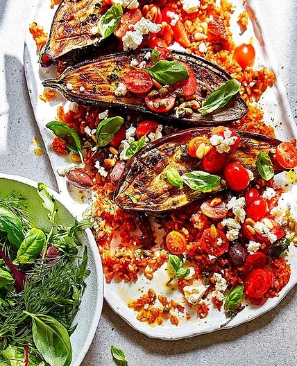 Geroosterde puttanesca-aubergines met tomatenrijst en fetav