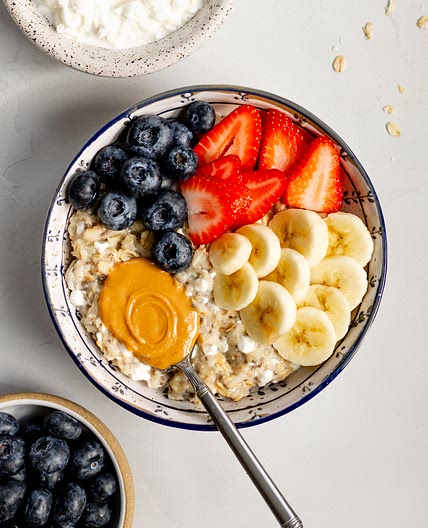 Quick & Healthy Oatmeal with Cottage Cheese