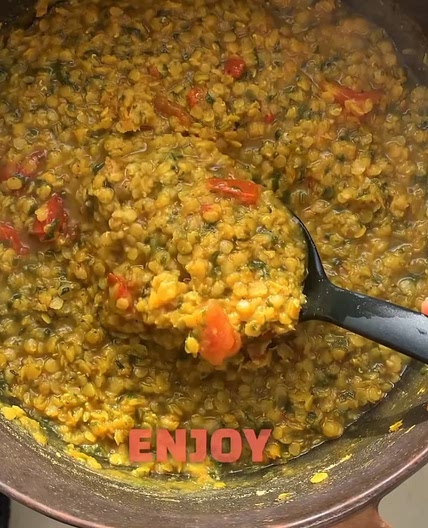 Yellow lentils with spinach and tomatoes