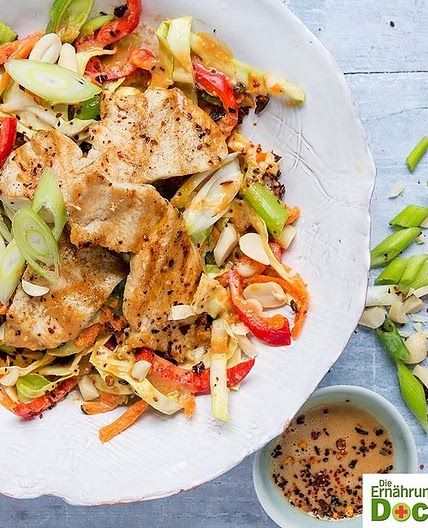 Spitzkohl-Erdnuss-Salat mit Hähnchen 