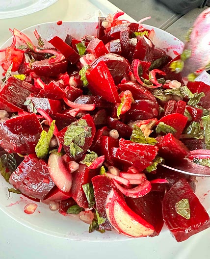 Rote Beete mit Orange, Zwiebel, Granatapfel und Minze