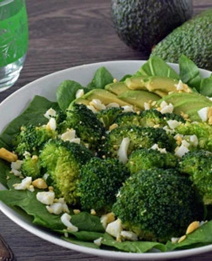 Ensalada de brócoli y aguacate con huevo