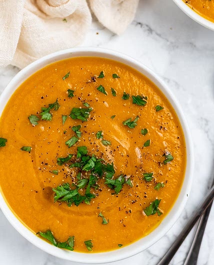 Lentil soup (شوربة عدس)
