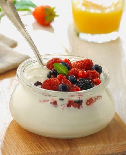 Parfait de verano con frutas del bosque y yogurt