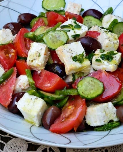 Greek salad ( Recipe is in romanian)