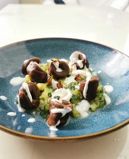 Tortelli al cacao cacio e pepe con zucchine
