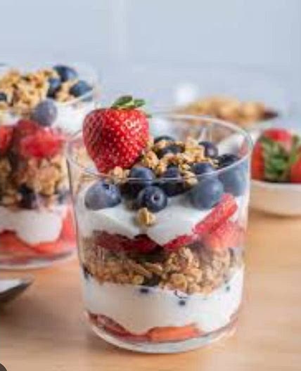 Iaurt cu granola si fructe