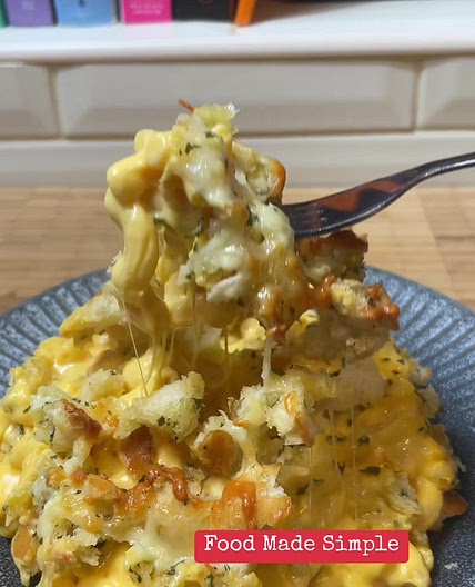  Simple Mac N cheese Topped with garlic crumb 