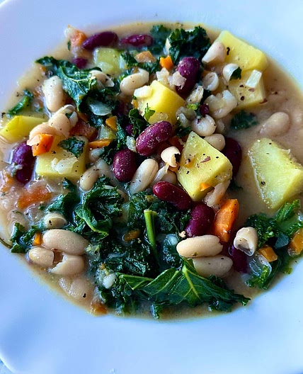 One Pot Creamy Kale and Bean Soup 