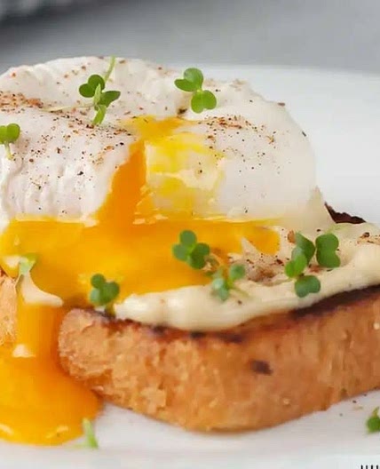 Huevos escaldados sobre cama de verduras