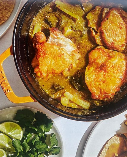 Geschroeide en gestoofde kippendijen met courgette en salsa verde