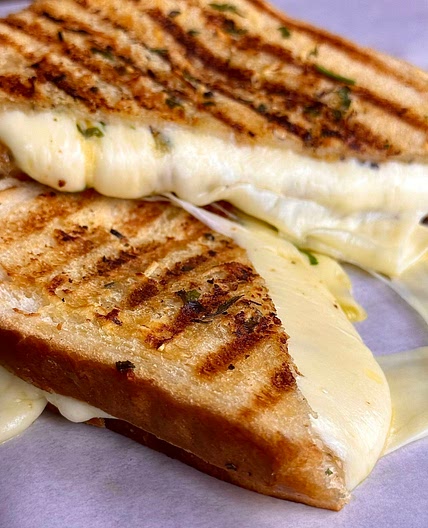 Garlic and Cheese Grilled Cheese Sandwich 
