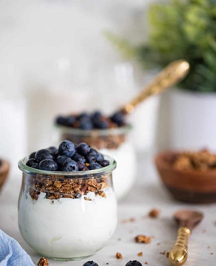 Granola & yoghurt