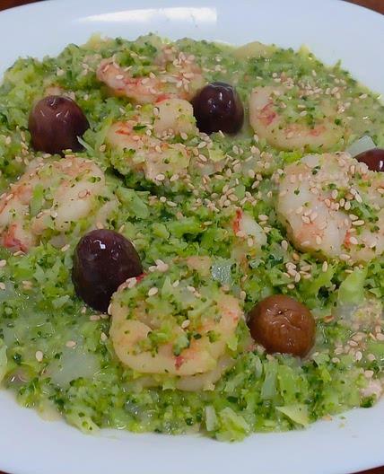 Keto. Arroz de brocoli con langostinos y sésamo. Sin queso