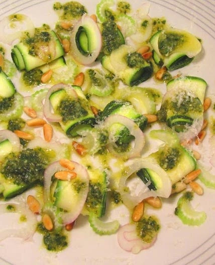 Apio con piñones tostados
