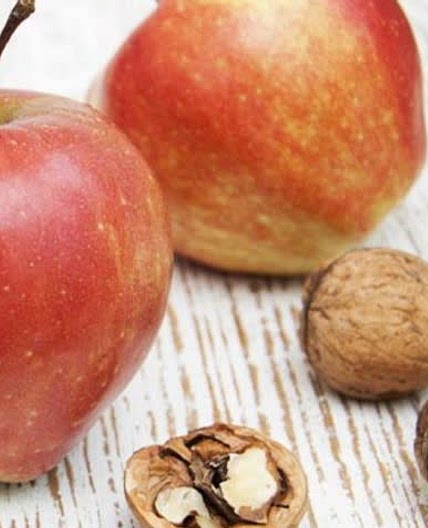 Trozos de manzana con nueces crujiente