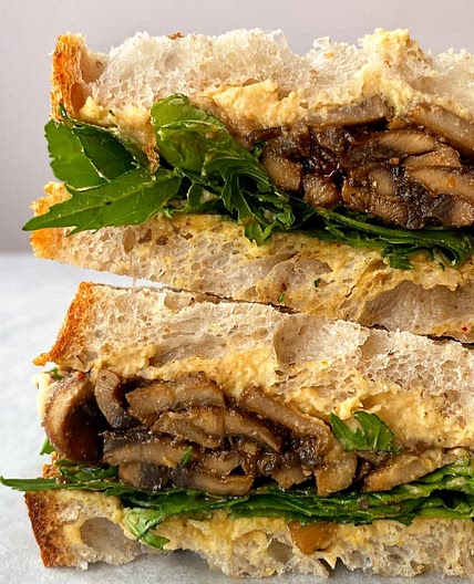 PAT (Portobello, albahaca y tomate) bocadillo