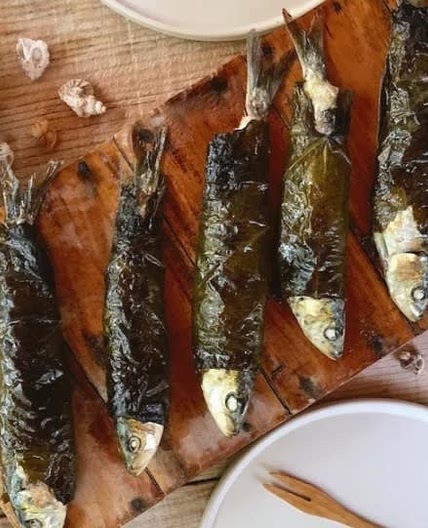 Pescado al horno con hojas de uva