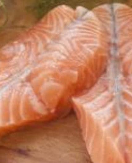 Medallones de salmón con salsa cremosa de hierbas