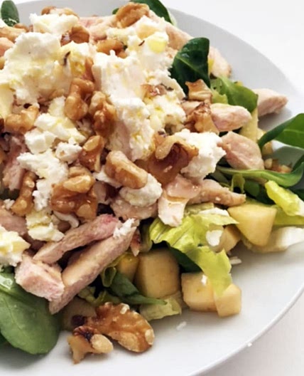 Ensalada de pollo con manzana y huevos