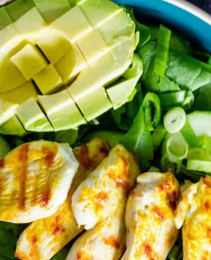 Pollo a la parrilla con tomate y aguacate