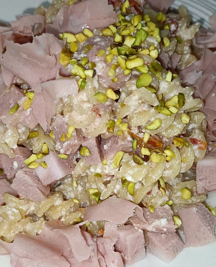 Pasta ricotta, mortadella, pistacchio e pomodorini secchi