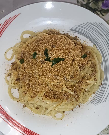 Pasta acciughe e pangrattato