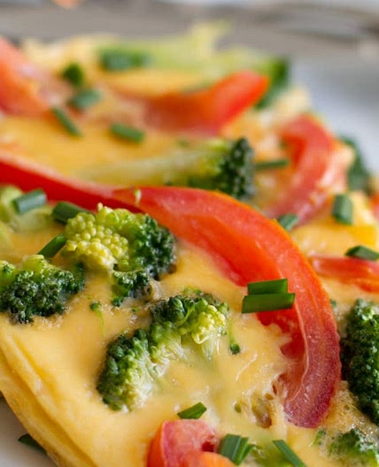 KETO. Omlette con brocoli y tomate
