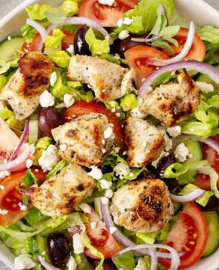 KETO. Ensalada mediterránea con pata muslo deshuesado.