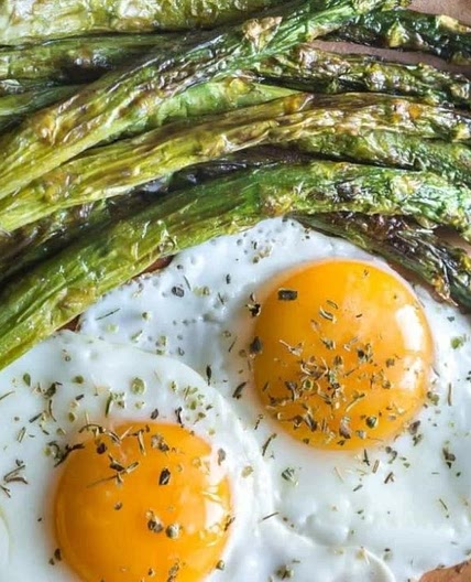 Keto. Huevos con asparragus
