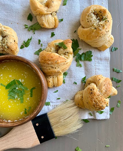 GARLIC KNOTS