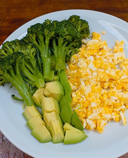 Keto desayuno. Huevo revuelto con veggies