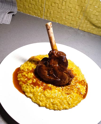 Lamb shank In wine sauce served with pumpkin risotto - Αρνίσιο κότσι μαγειρεμένο με κρασί, ριζότο κολοκύθας