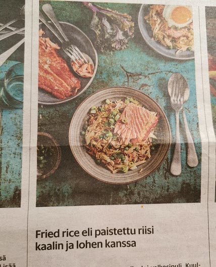 Paistettu riisi kaalin ja lohen kanssa