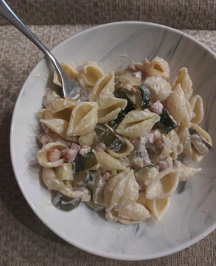 Creamy goats cheese & courgette pasta