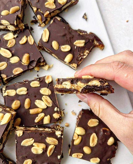 5-Ingredient Chocolate Peanut Butter Bark with Dates