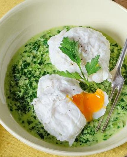 Pochierte Eier an Petersiliensauce