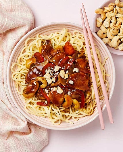 Fresh noodles with cashew chicken