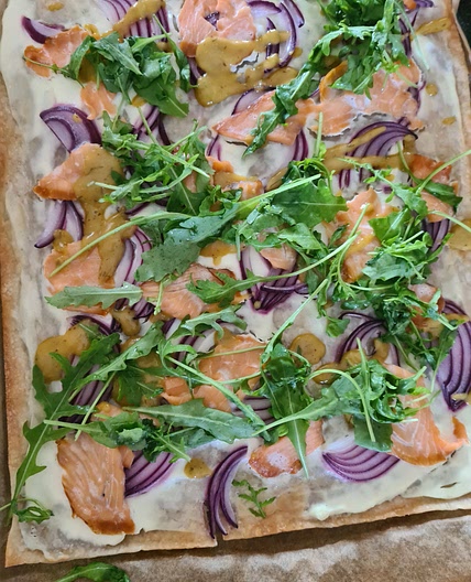 Flammkuchen mit Lachs und Rucola