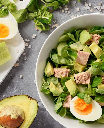 KETO. Ensalada de hojas verdes con atún