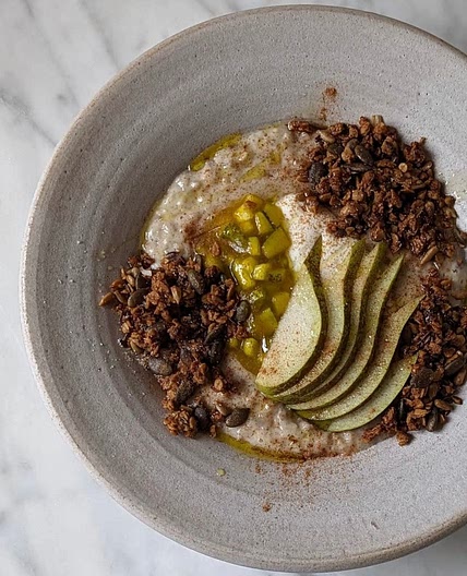 Pear and turmeric porridge - vegan