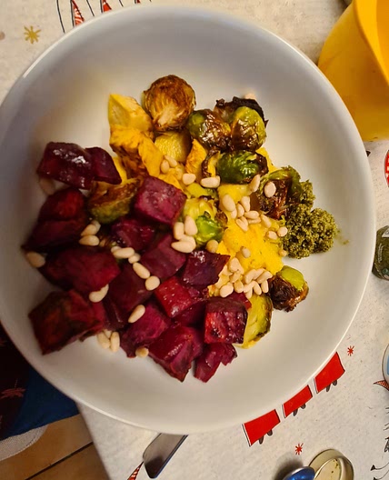 Polenta mit Rosenkohl, Roten Beten und Kräuteröl