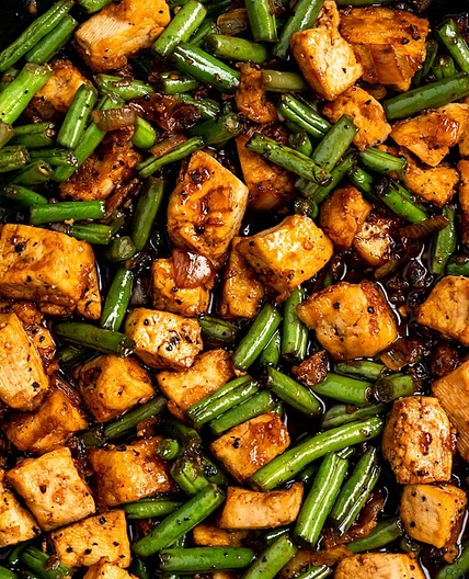 Schwarzer Pfeffer-Tofu und Grüne Bohnen Reispfanne