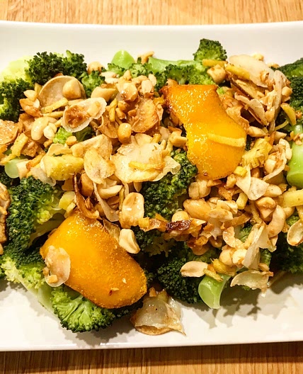 Brokkoli mit Orange, Sojasoße und Erdnüssen