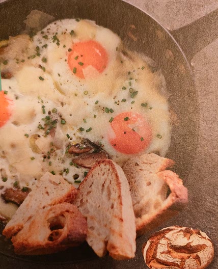 Ovos estrelados com cogumelos, parmesão e pão torrado