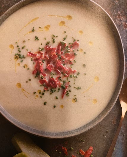Sopa de chuchu com presunto crocante