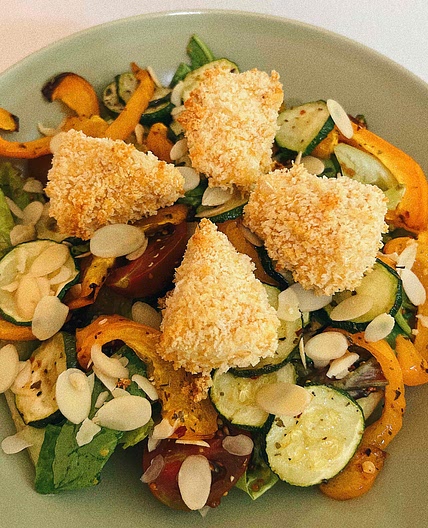 Salade au camembert pané 
