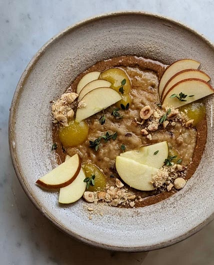 Apple hazelnut thyme oat porridge 